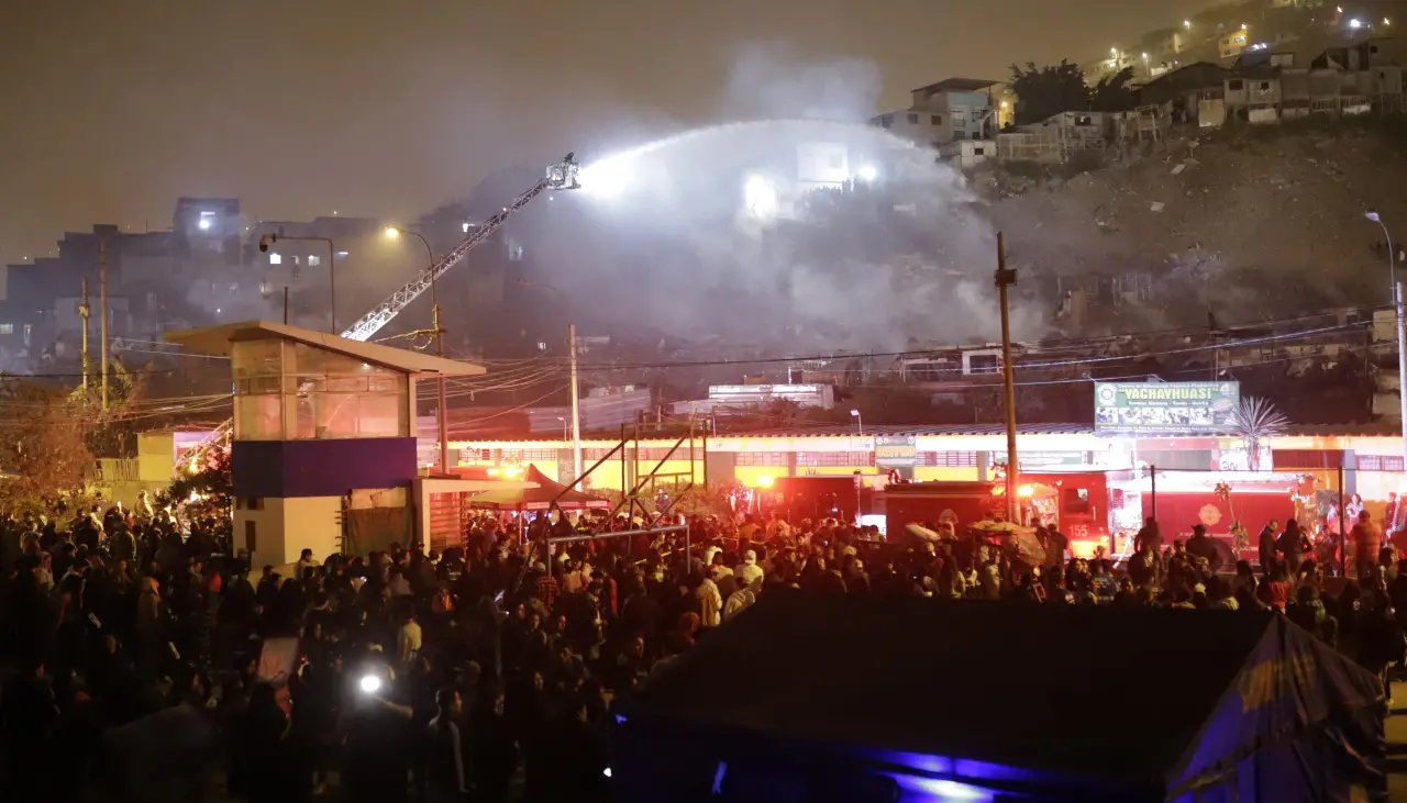 Cuatro heridos y al menos 100 viviendas siniestradas deja incendio en la capital de Perú