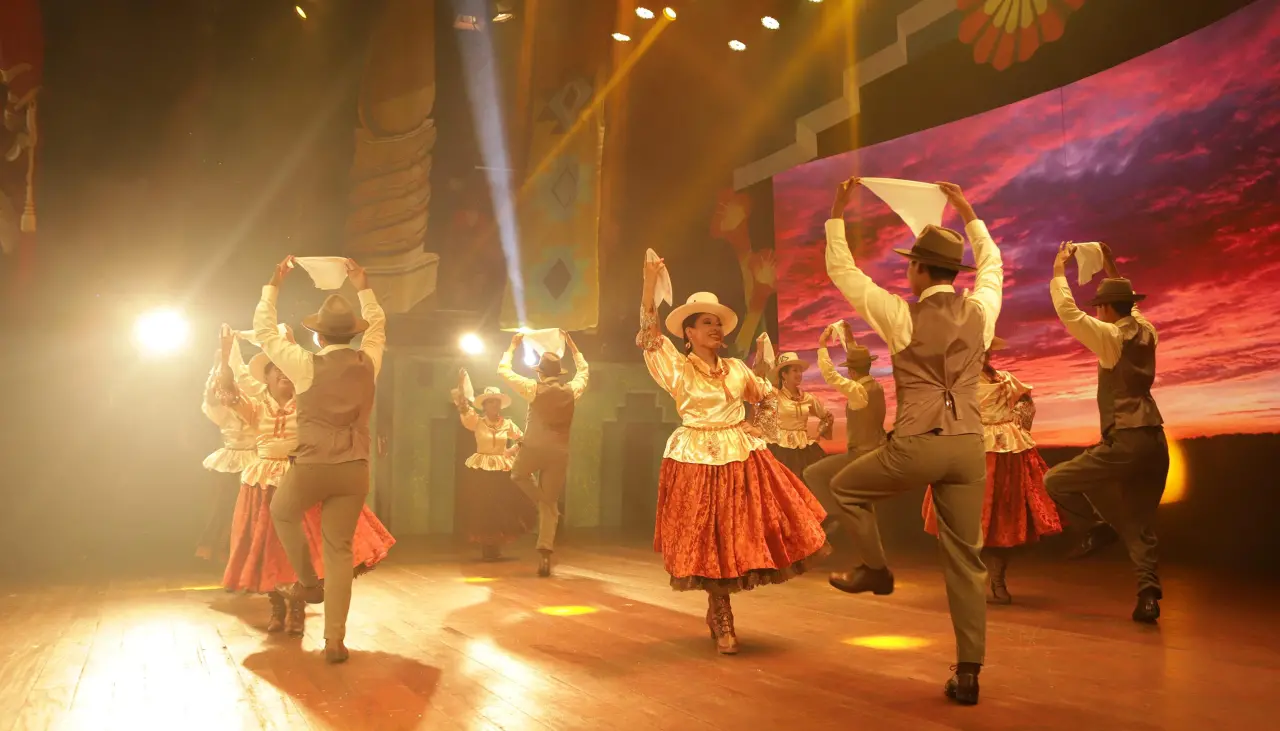Santa Cruz danza con Bafopaz en una gala por el Bicentenario