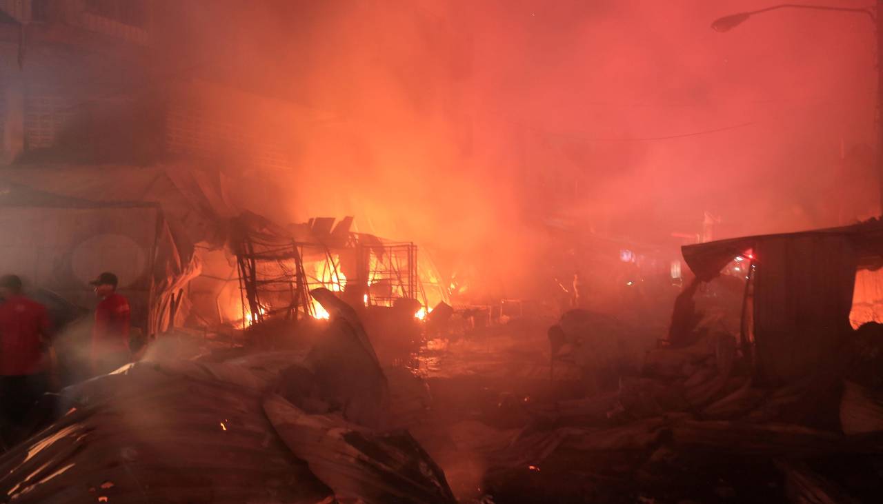 Decenas de negocios consumidos por pavoroso incendio en segunda ciudad de Honduras