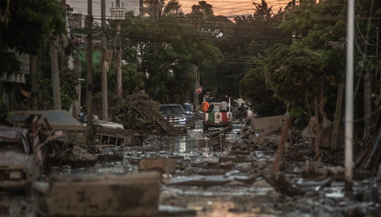 Sube a 76 la cifra de muertos por inundaciones y deslaves en México