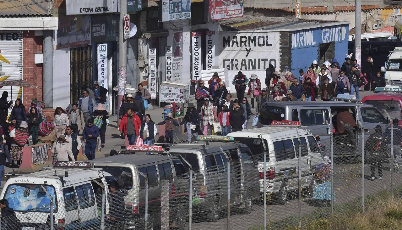 Chóferes de El Alto anuncian paro indefinido con bloqueos desde este martes 