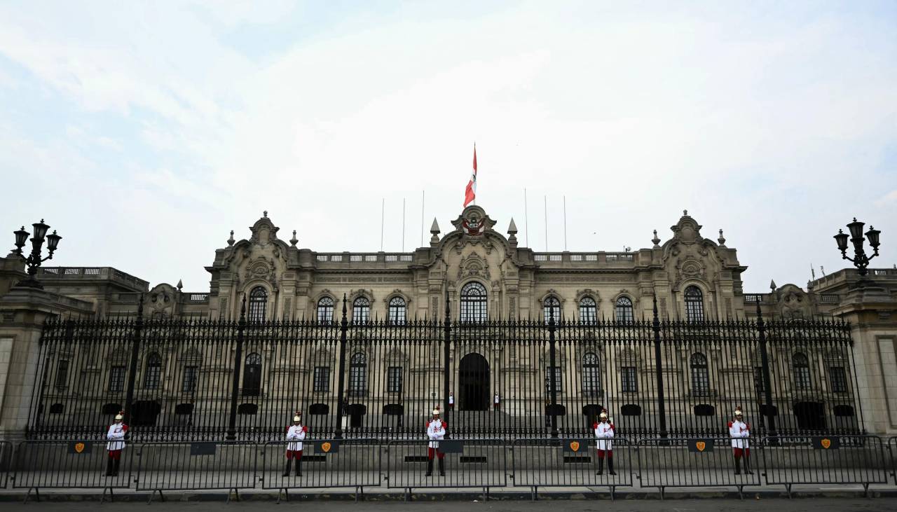 Tomado por el crimen y la inestabilidad, Perú elige presidente entre 35 candidatos