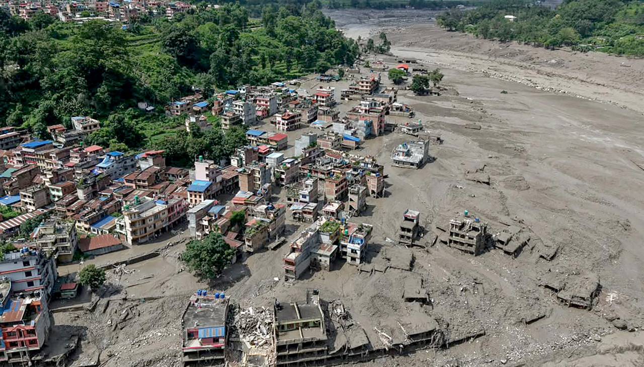 Al menos 55 muertos y 403 desaparecidos en la riada masiva en Nepal