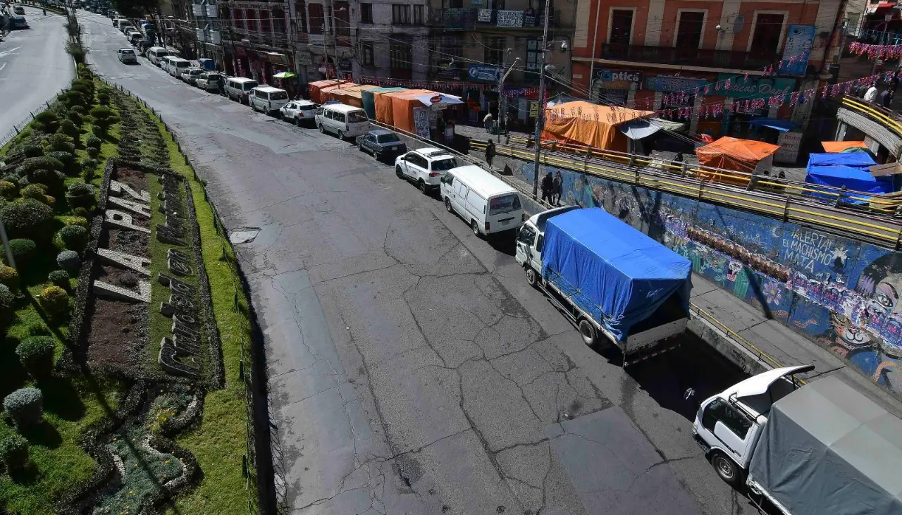 “No existe gasolina para trabajar”: Choferes cumplen el tercer día de paro indefinido a la espera del diálogo con el Gobierno