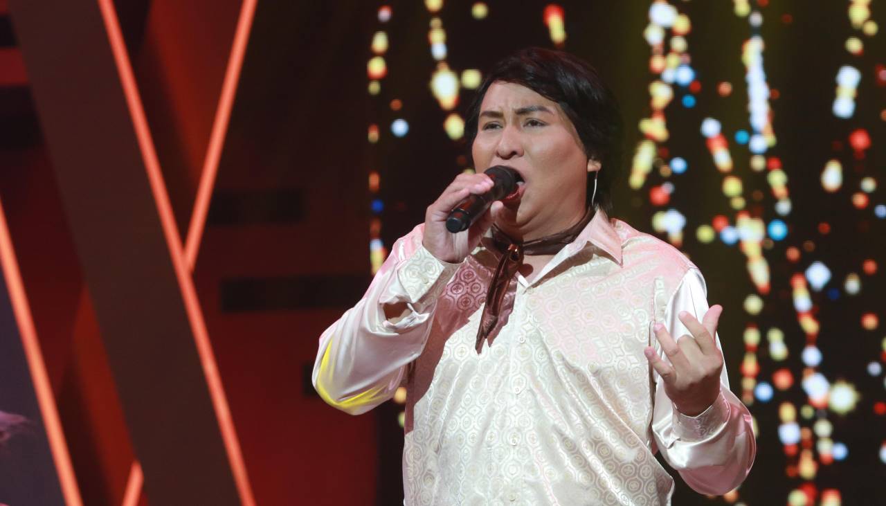 Nino Bravo se sale de su personaje y desafina en el escenario 