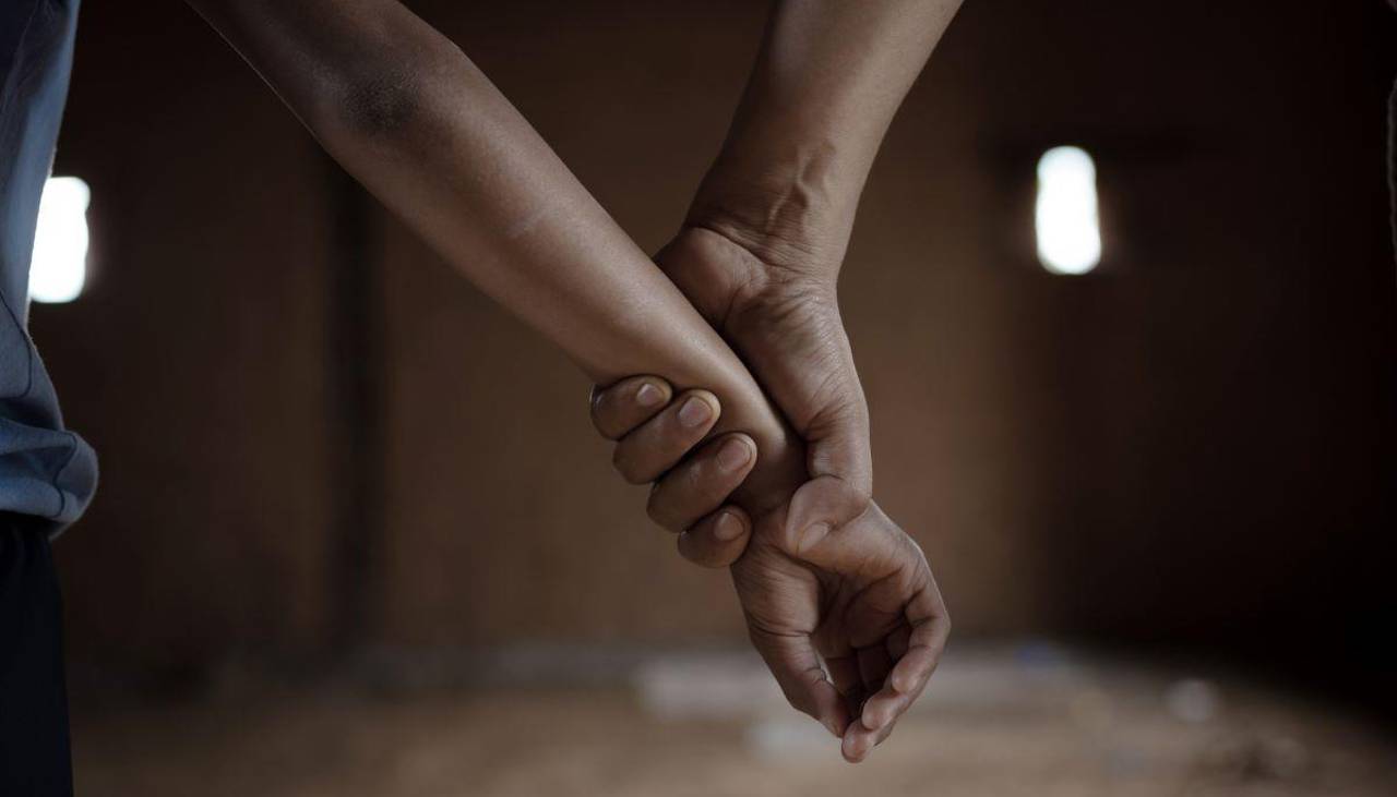 Justicia envía a la cárcel a pareja acusada de usar niños para pedir limosna