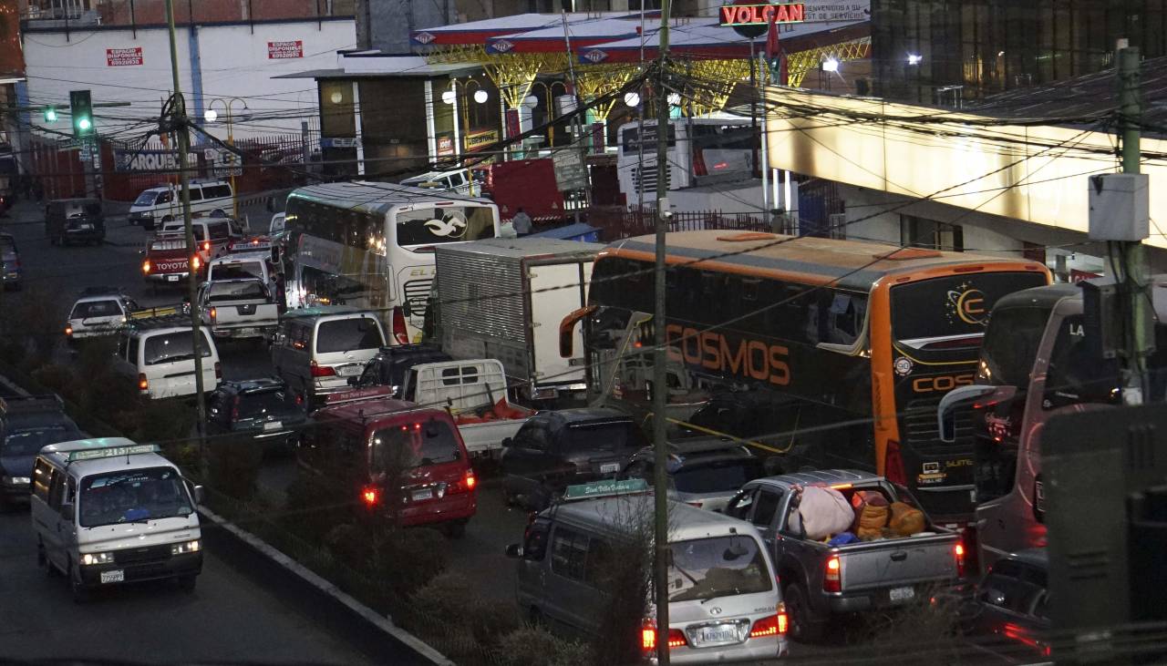 A un mes del Estado de excepción, la situación del diésel no se resuelve y las filas siguen