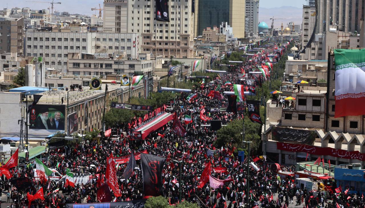 Irán sepultará a Jamenei en su ciudad natal tras fuego cruzado con EEUU