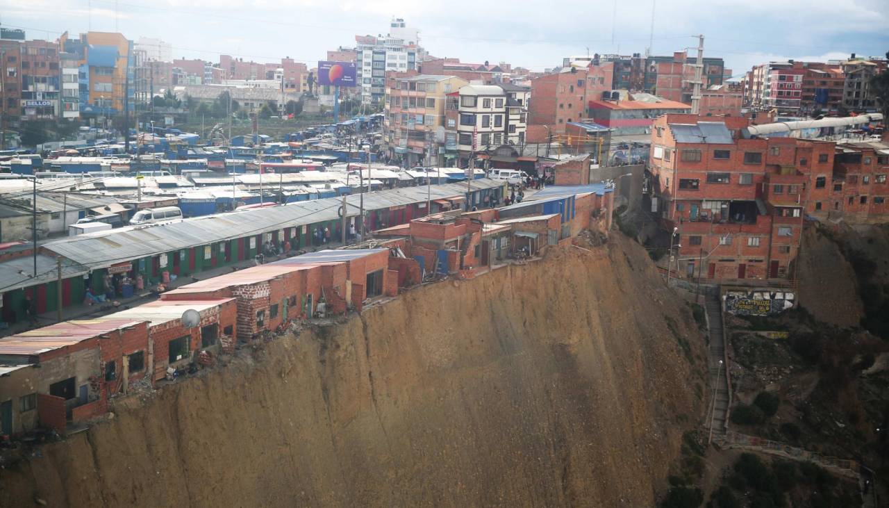 Yatiris en Bolivia rechazan dejar sus negocios pese al riesgo de desplome por lluvias