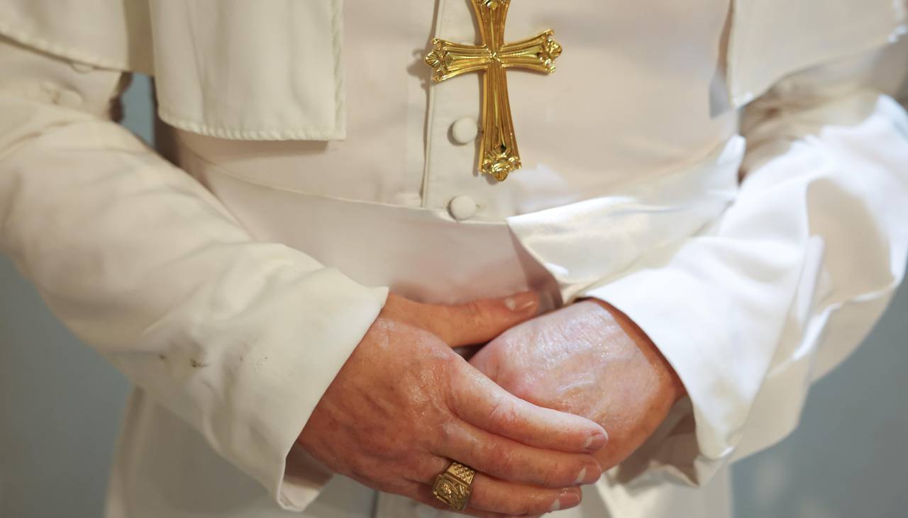 El papa pasó una noche tranquila tras ser operado de un tumor en el pulmón