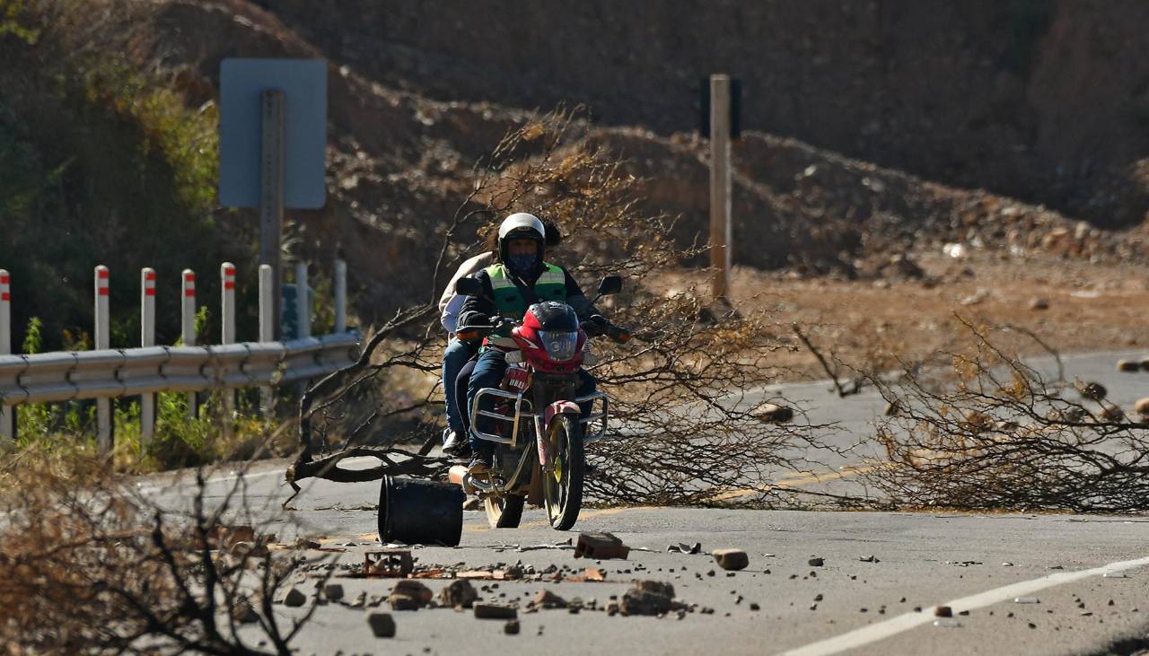 Continúan los bloqueos en la ruta nueva Cochabamba - Santa Cruz pese a la presencia policial