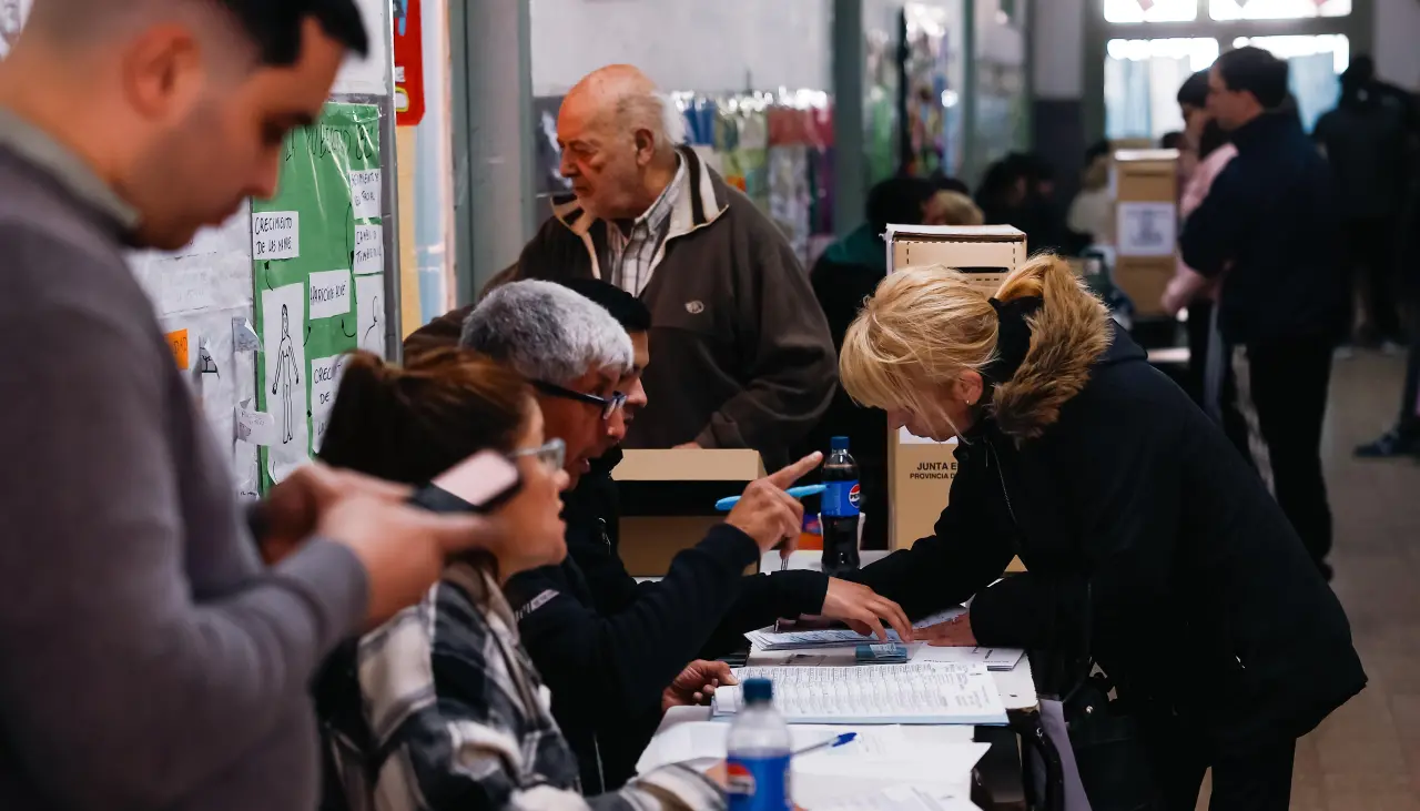 La Bolsa de Buenos Aires se desploma un 12,4% tras el duro revés electoral de Milei
