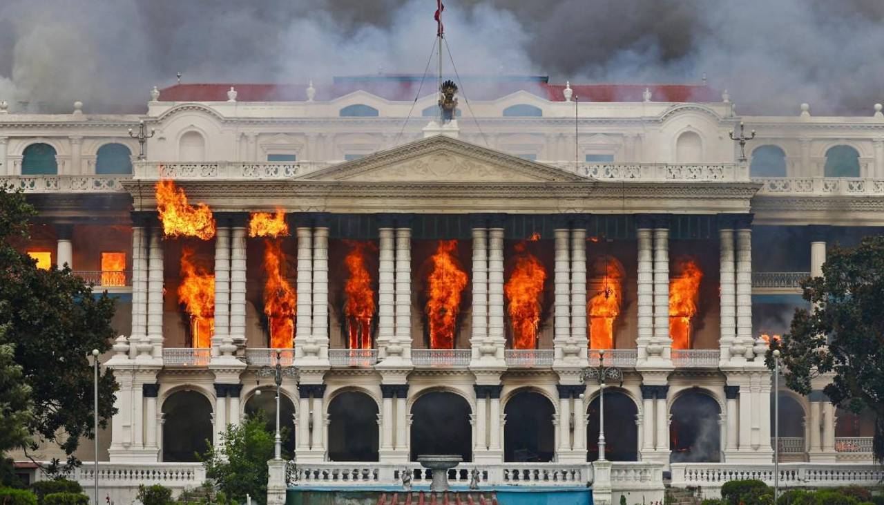 Manifestantes queman Parlamento en Nepal y renuncia primer ministro, tras represión de protestas