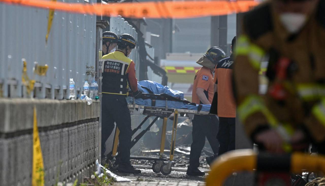 Los bomberos hallan en Corea del Sur unos 20 cadáveres tras incendio en planta de baterías