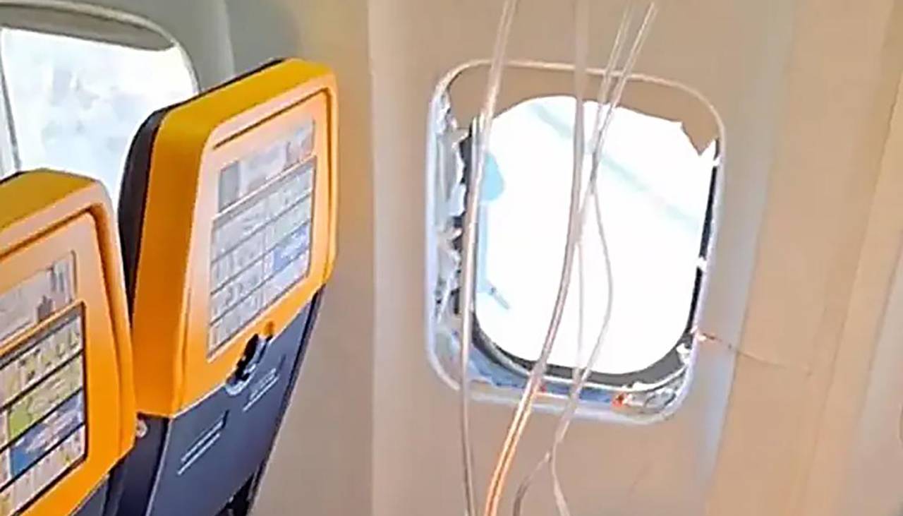 Terror en el aire: un pasajero fue succionado tras romperse una ventanilla en pleno vuelo en Europa