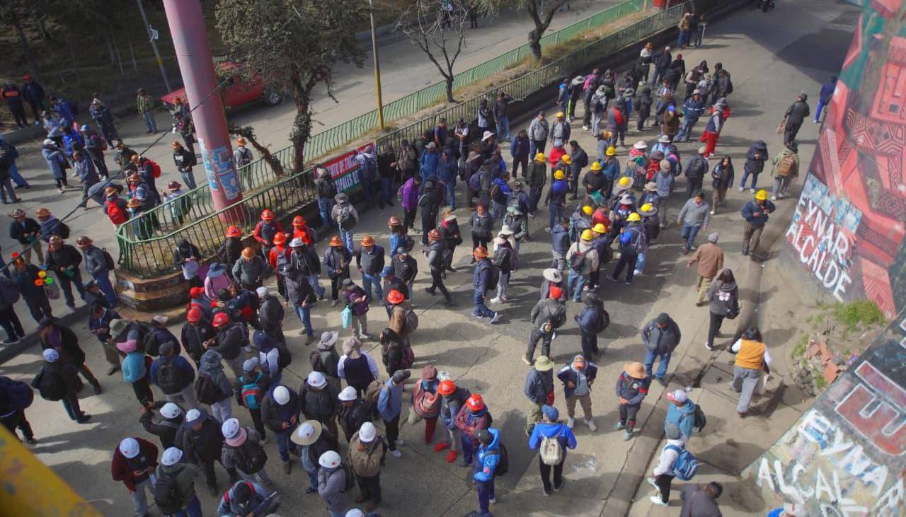 Se registran 26 bloqueos en Bolivia, la mayoría de estos puntos mantienen cercado a La Paz
