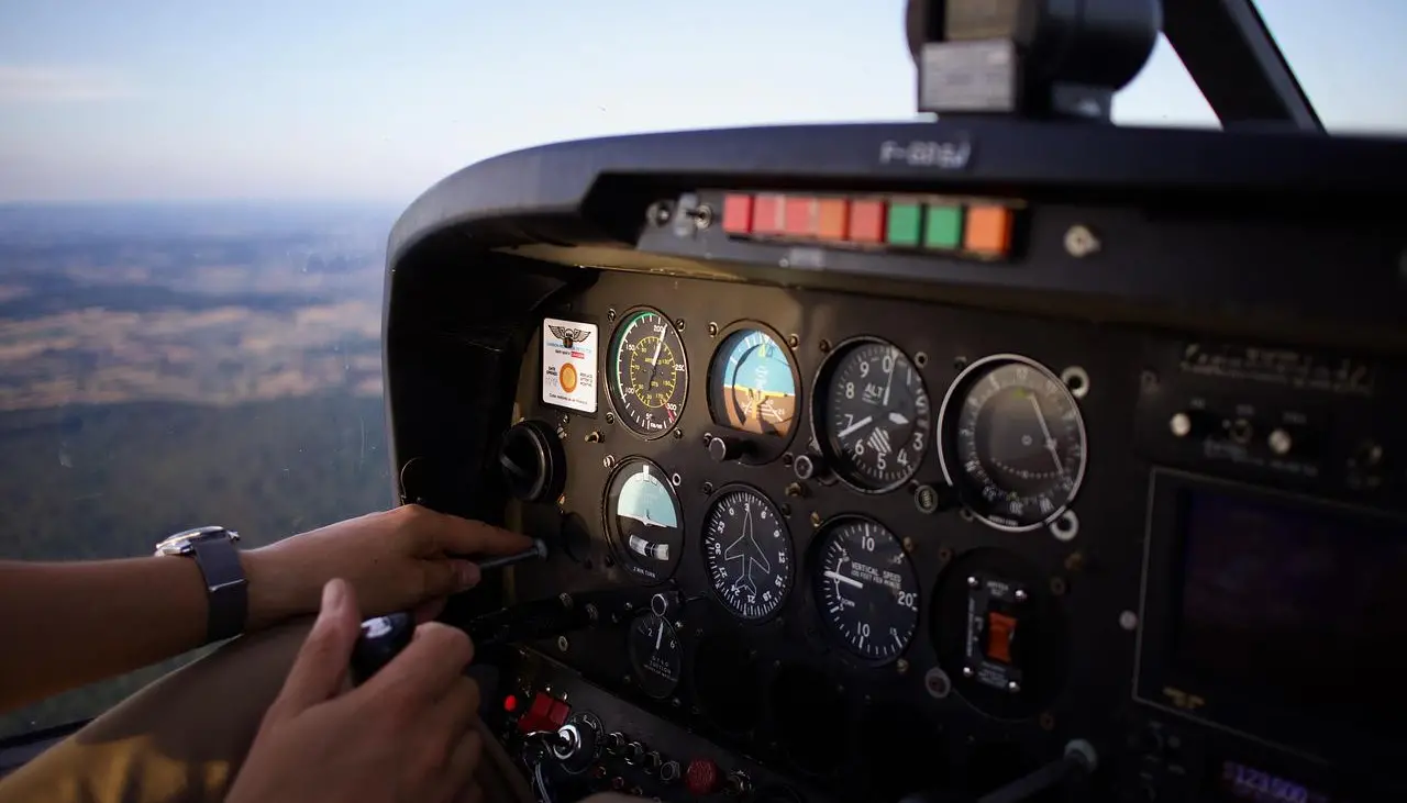 “Ya sabes qué hacer”: Instructor de vuelo salta de un avión en pleno vuelo y deja a su alumno solo para que aterrice la nave