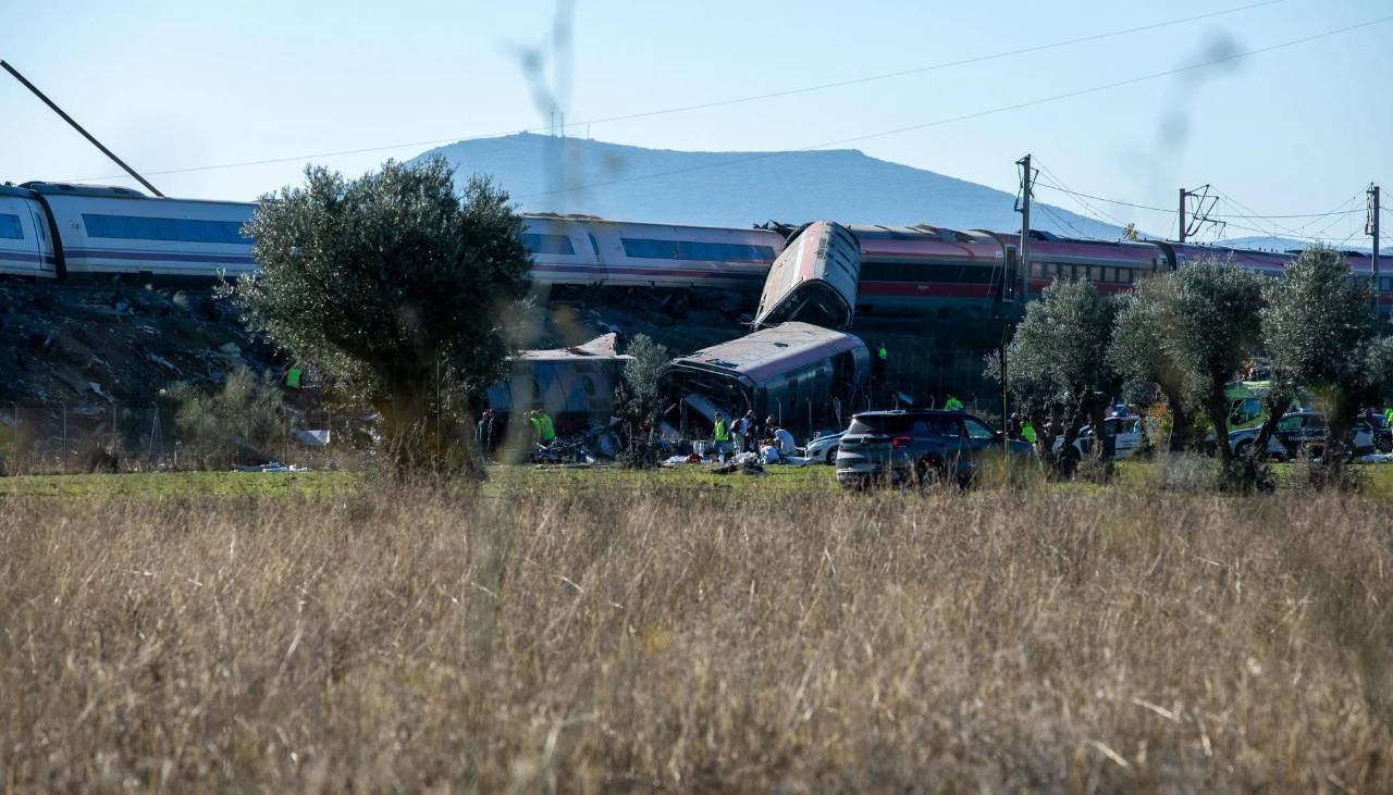 Al menos 30 muertos en accidente entre dos trenes en España