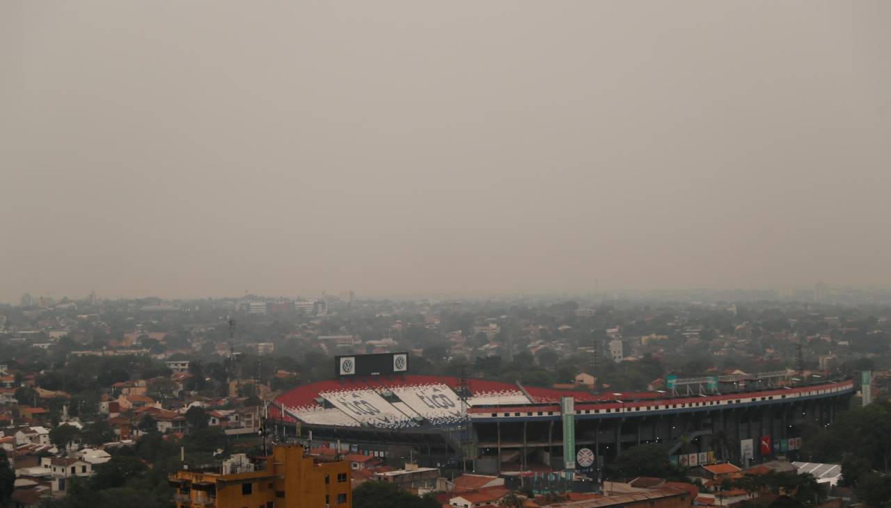 Los bomberos paraguayos “en alerta” ante incendio en una vasta zona fronteriza con Bolivia