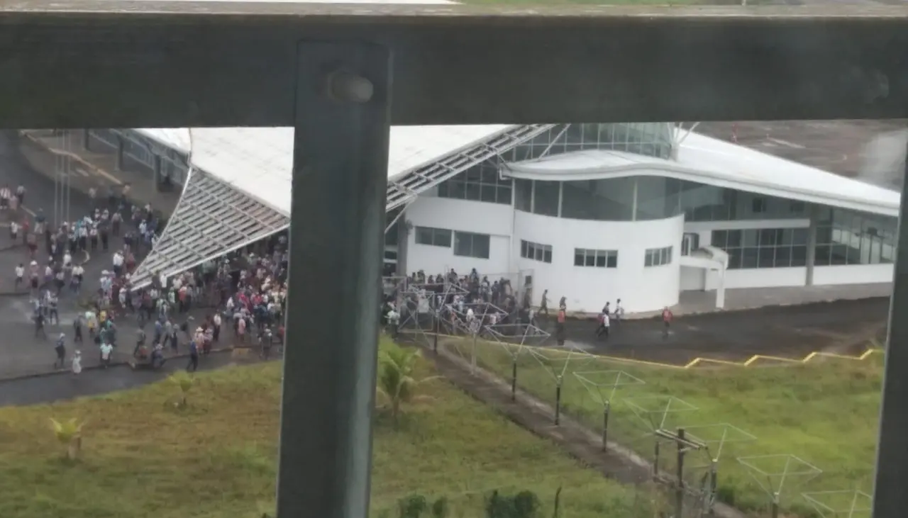 Ministro de Obras Públicas denuncia que un grupo violento tomó el aeropuerto de Chimoré: “Evo es el enemigo del pueblo 