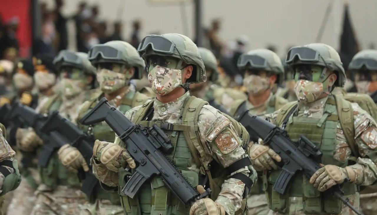 Fuego cruzado en Perú: Militares y policías se enfrentan con disidentes de las FARC en frontera con Colombia
