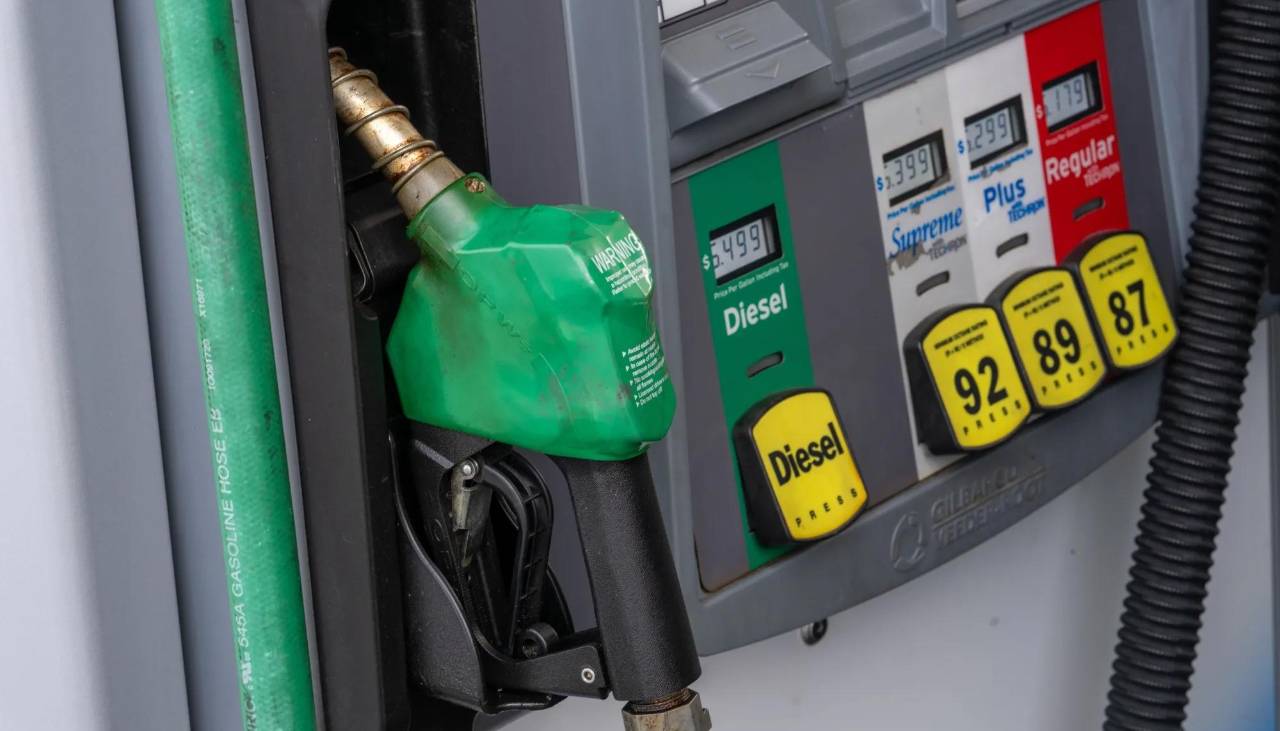 El diésel para grandes consumidores pasa a valer Bs 18 por litro y el precio se calculará cada día