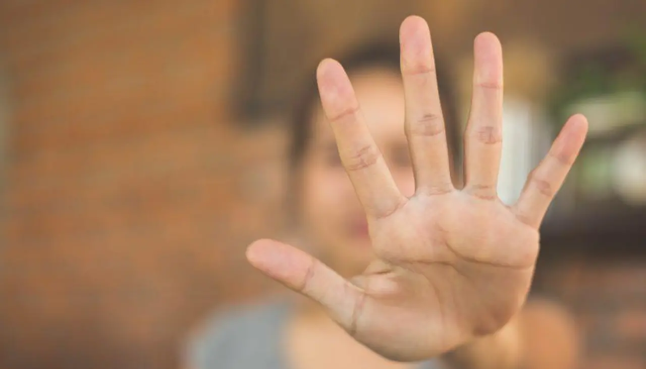 Adolescente es víctima de agresión brutal: sujeto de 22 años la deja con cortes en rostro, cuello y manos