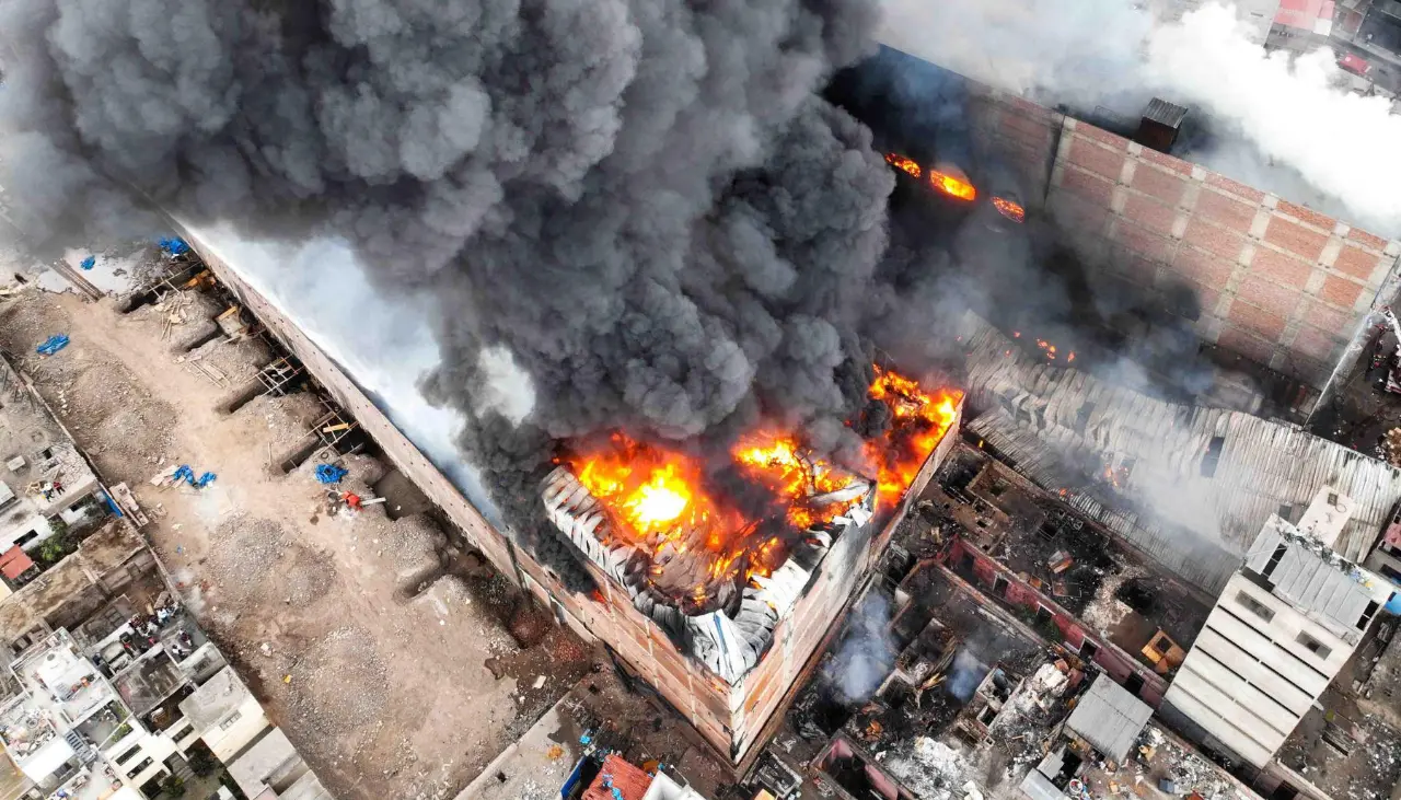 Un gran incendio deja al menos 17 lesionados y destruye almacenes comerciales del centro histórico de Lima