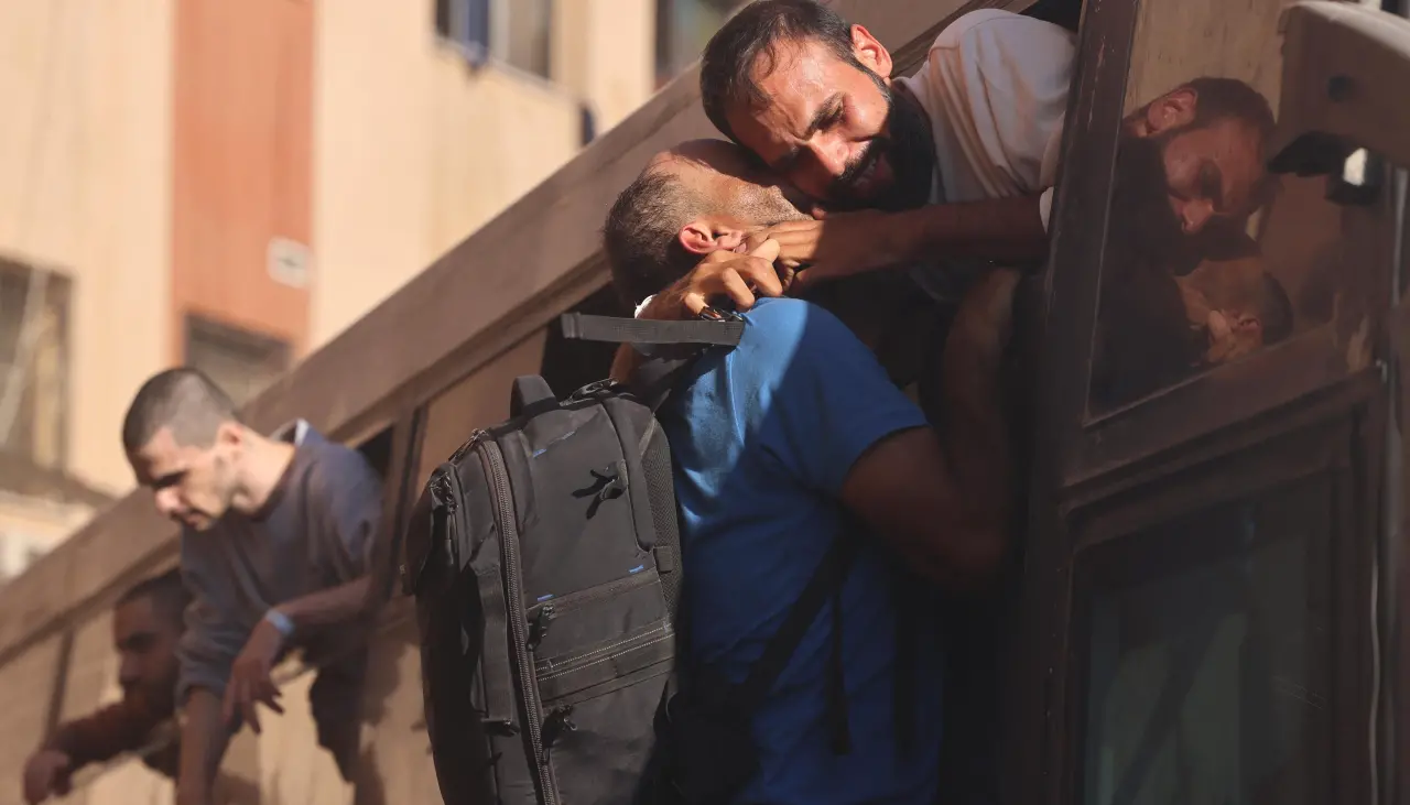Pálidos y delgados, los detenidos por Israel en Gaza vuelven a sus hogares gracias al canje de rehenes