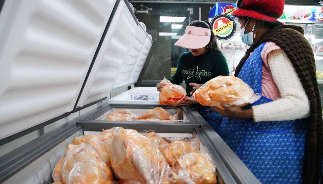 La Paz: Vendedores de carne pollo acordaron exponer a cuánto les llega este producto