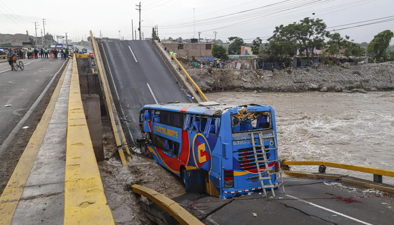 Puente se partió en dos dejando muertos y heridos en Perú