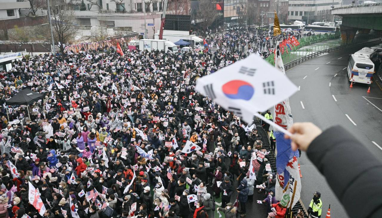 Surcoreanos protestan bajo la nieve al acercarse el plazo para arrestar al expresidente Yoon