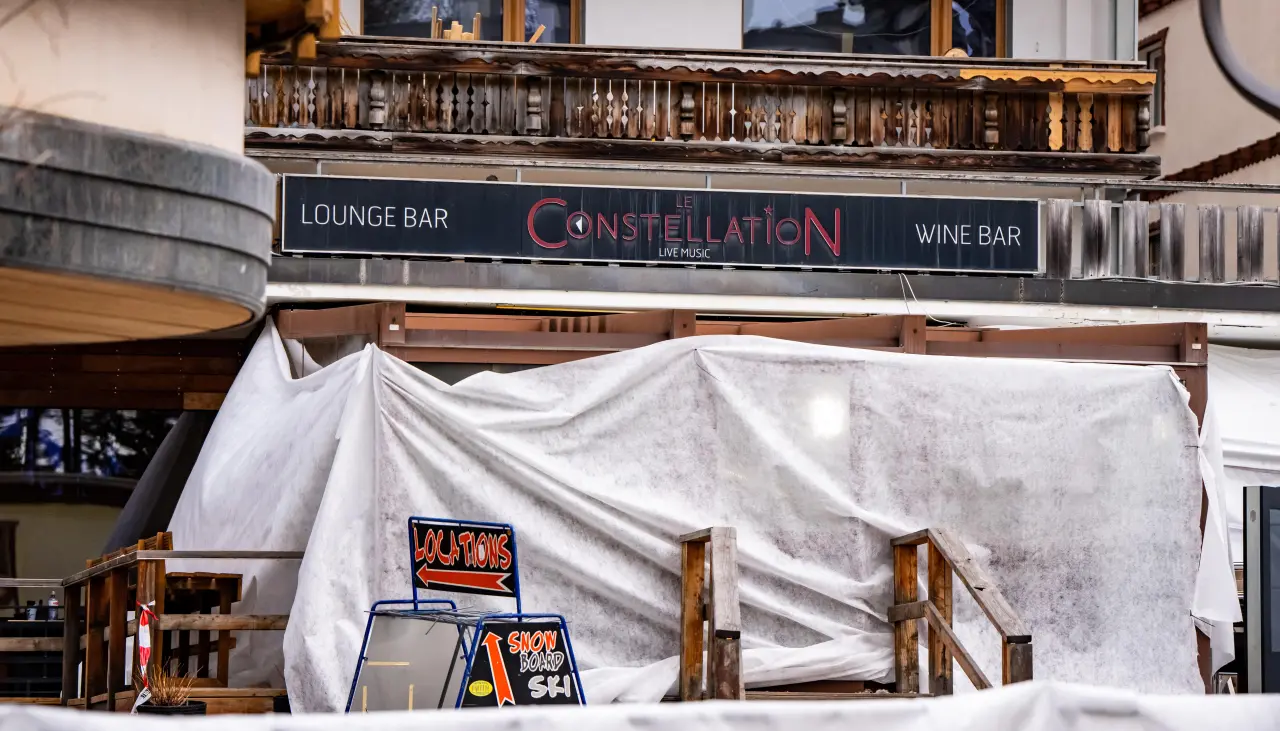 Dueño del bar suizo que se incendió y provocó la muerte de 40 personas dice que se respetaron las normas de seguridad