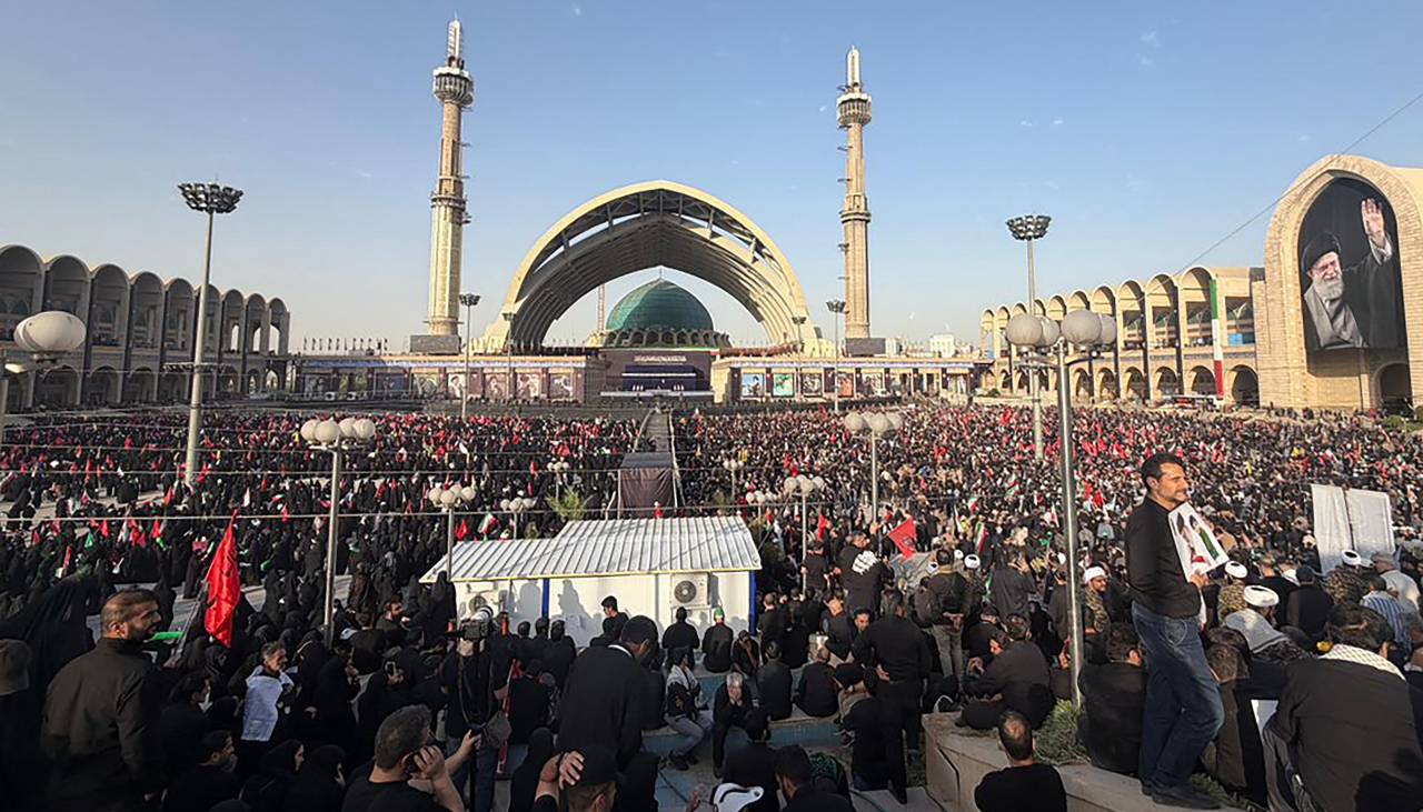 Comienza el funeral del ayatolá iraní Alí Jamenei con una afluencia masiva de fieles