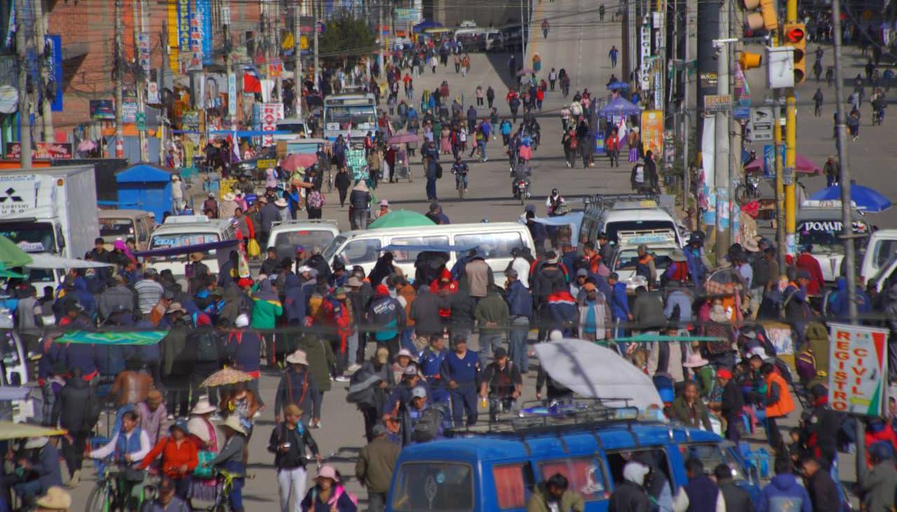 Instruyen clases a distancia en La Paz debido al bloqueo indefinido de los transportistas