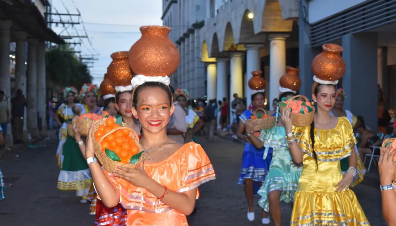 Carnaval: Arranca la tercera precarnavalera en el centro de la ciudad y las familias cruceñas se dan cita
