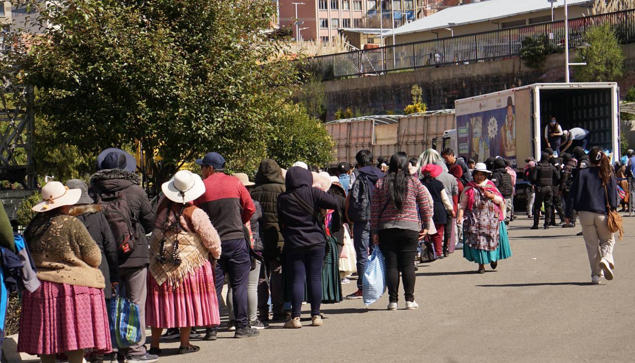 Largas filas generan la molestia de vecinos que buscan alimentos en puntos de Emapa