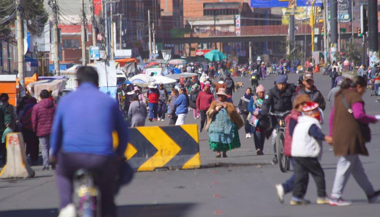 Estudiante peruano en Bolivia retorna a su país en ‘bici’ ante los bloqueos: “Fueron más de 12 horas hasta Desaguadero”