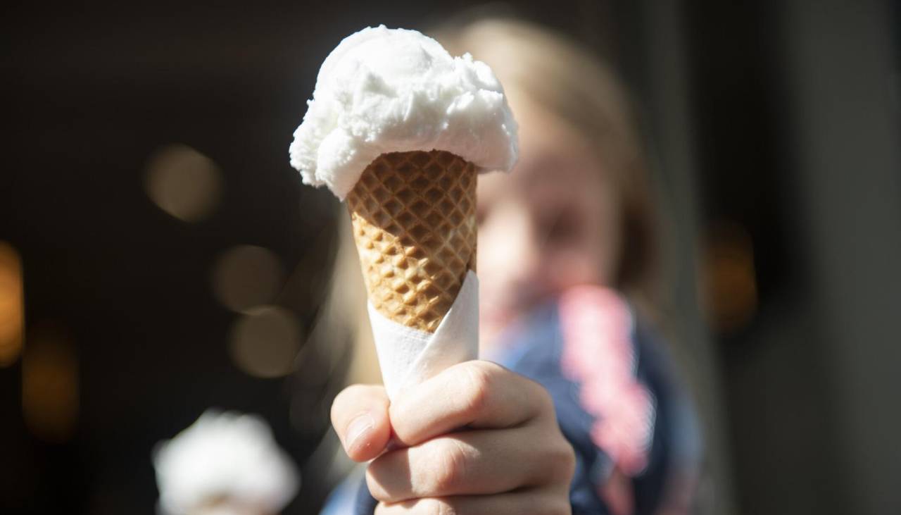 La tentación fue demasiado: niña le da un mordisco al helado de un extraño
