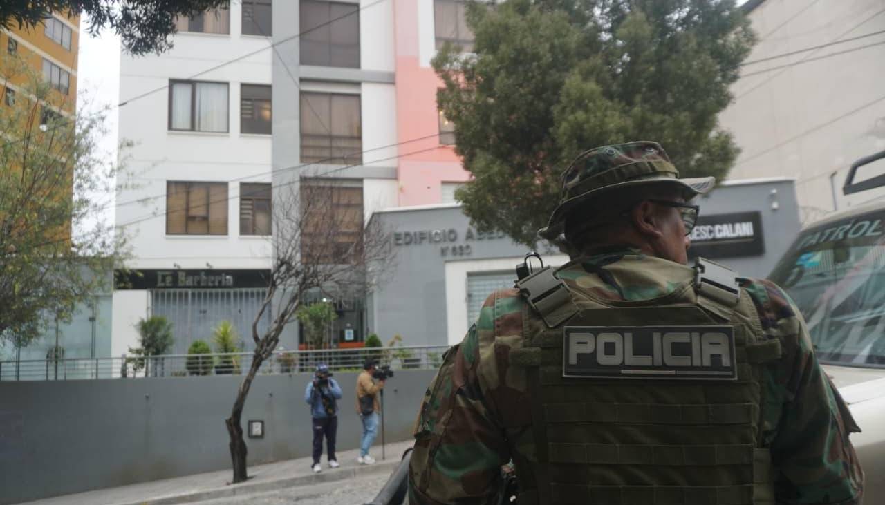 Efectivos de la Felcn allanan la vivienda de Eduardo del Castillo en La Paz