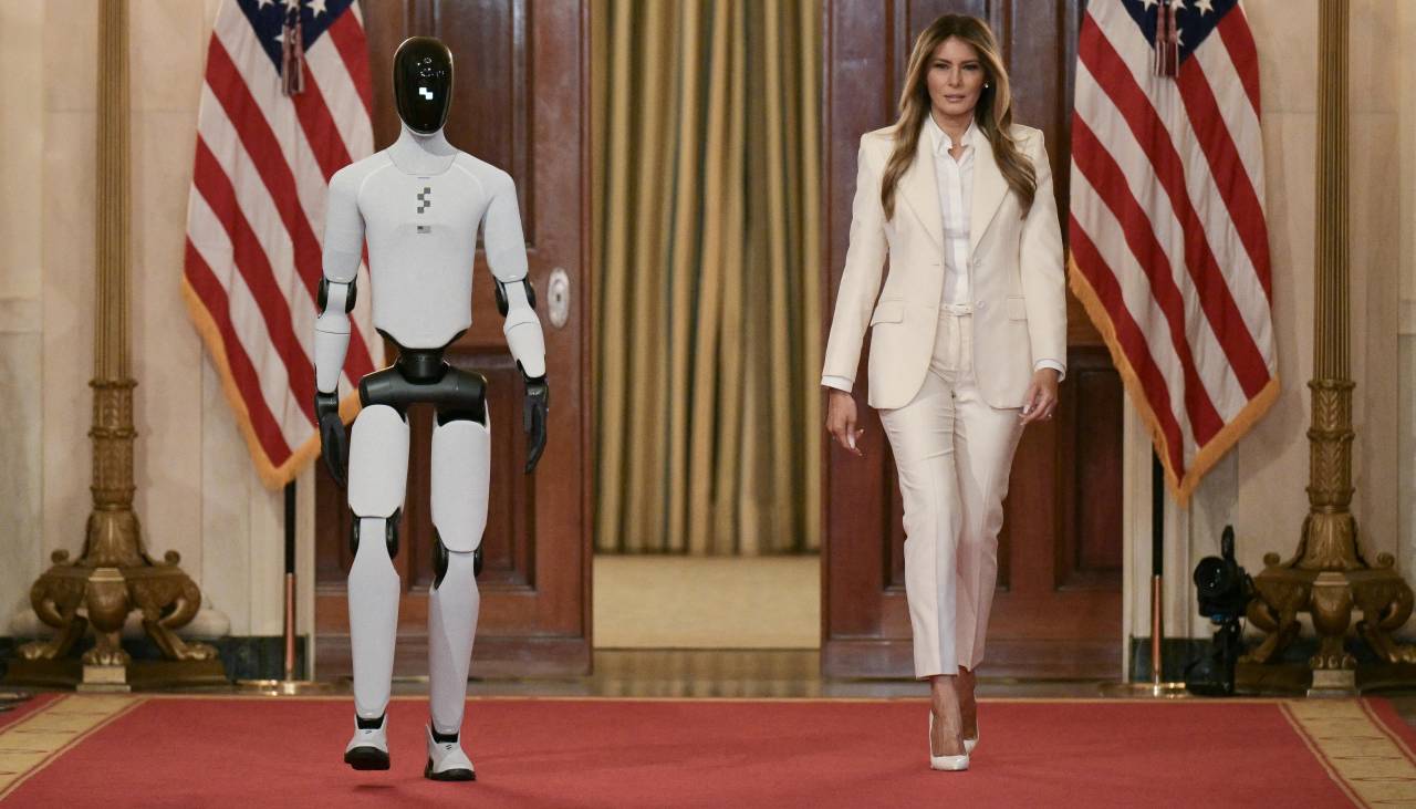 Melania Trump aparece con un robot humanoide a evento en la Casa Blanca