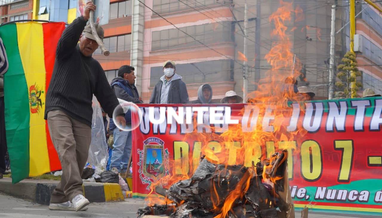 Un grupo de personas bloquea el ingreso al aeropuerto de El Alto e impide el paso de personas