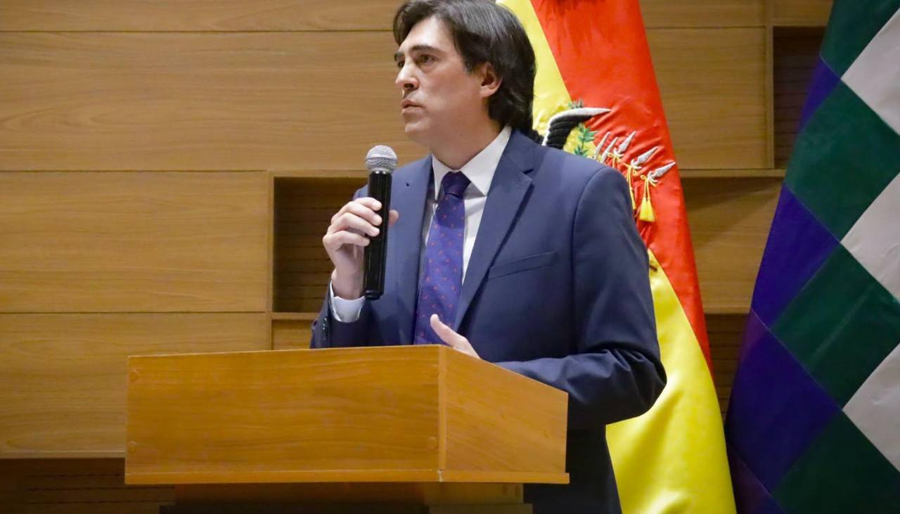 Gobierno dice que intervención a YPFB es por 180 días con opción a ampliarse y entre los ajustes está la suspensión de personal