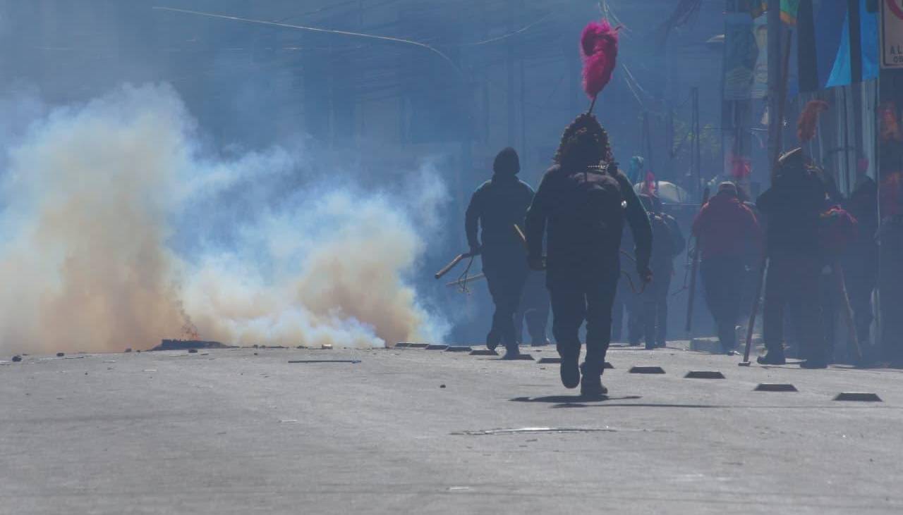 Campesinos de Potosí son dispersados con gases lacrimógenos tras marchar en La Paz
