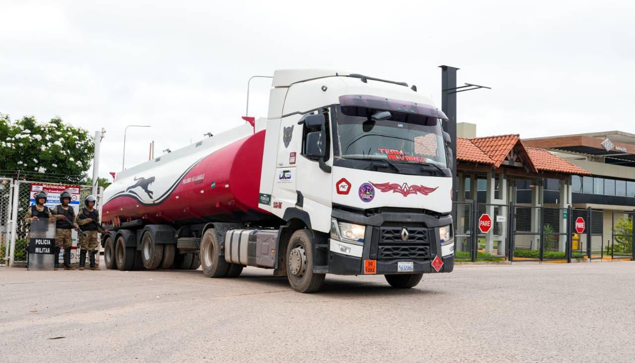 YPFB anuncia el arribo de diésel a Puerto Quijarro y el incremento del despacho para atender la demanda de productores de Santa Cruz