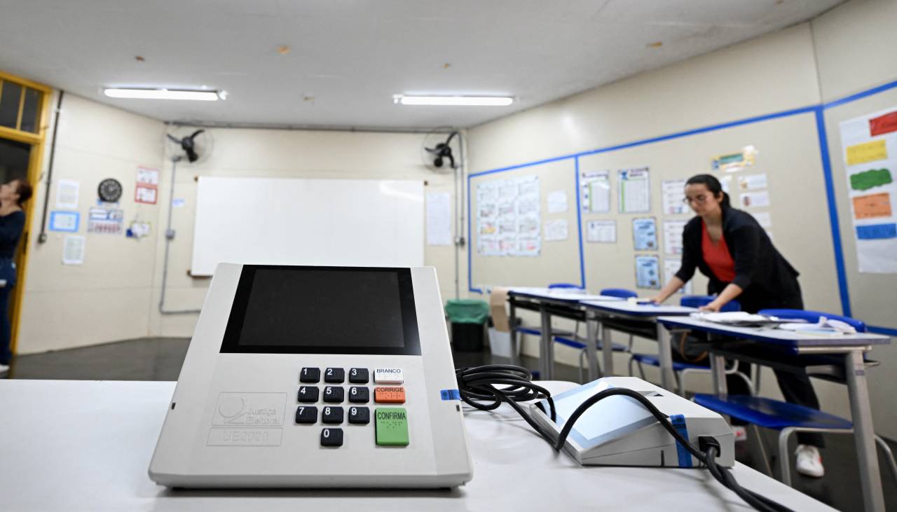 Los brasileños votan este domingo en elecciones presidenciales que enfrentan a Bolsonaro y Da Silva