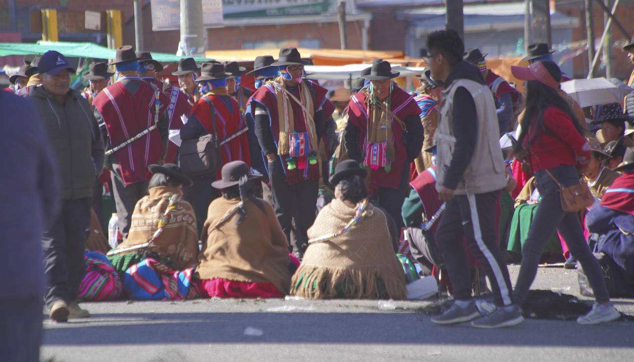 Campesinos de La Paz determinan continuar con los bloqueos y descartan asistir al diálogo con el Gobierno, según exdirigente 