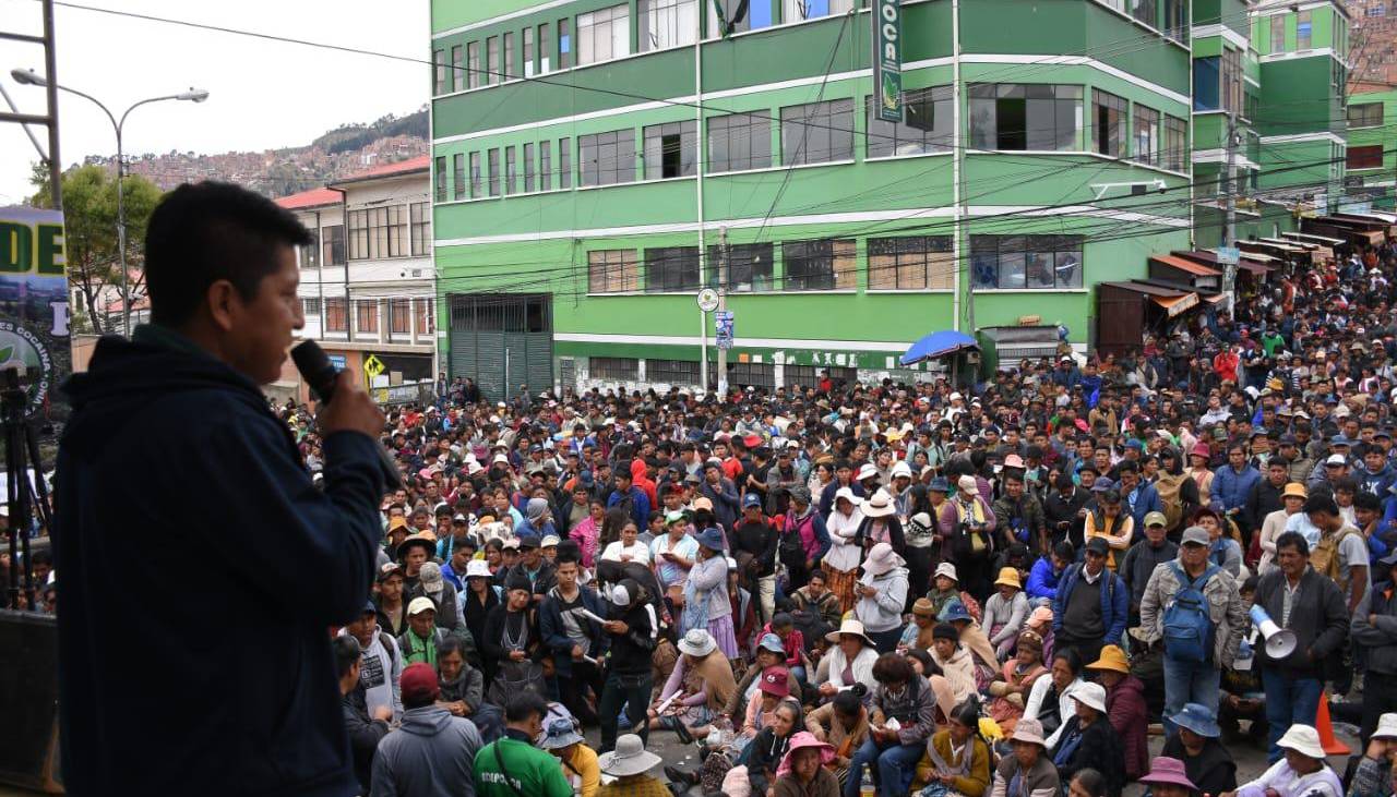 Entre gritos, golpes y gasificación: Adepcoca elige a Daynor Choque como su presidente