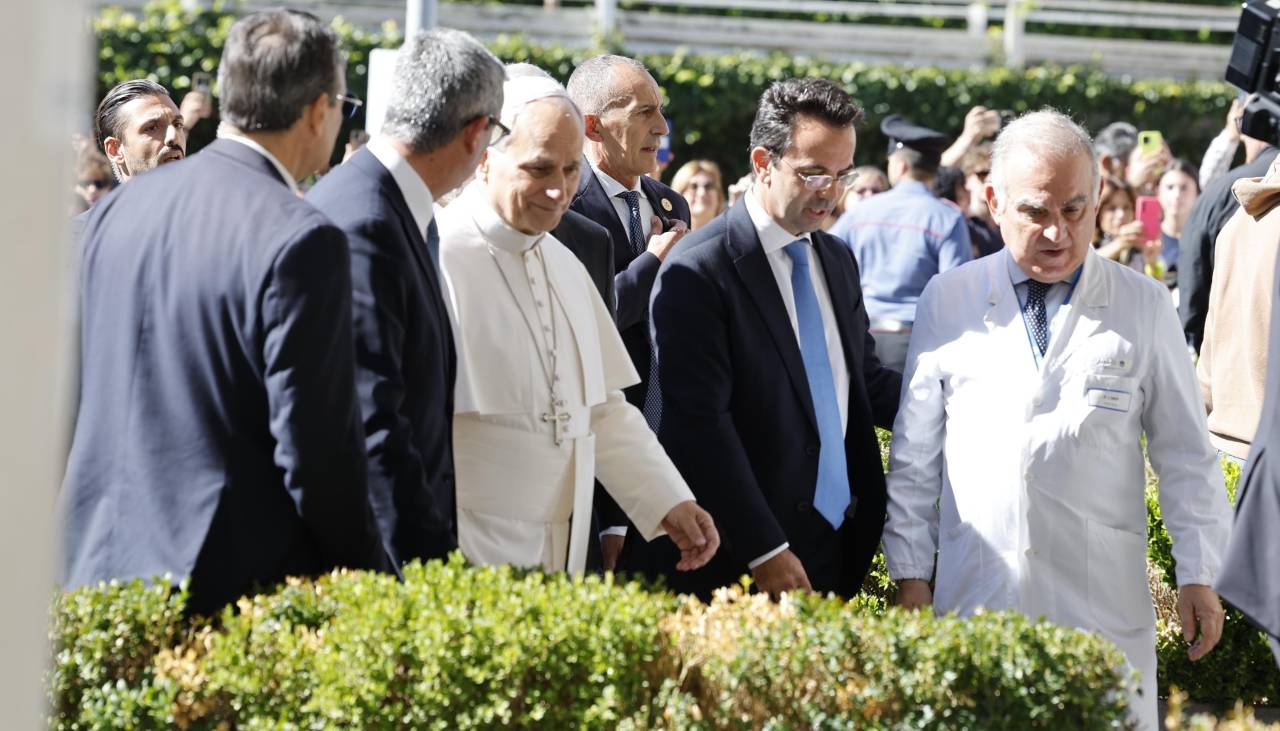 El papa ingresa al hospital Gemelli donde este martes será operado de un nódulo pulmonar