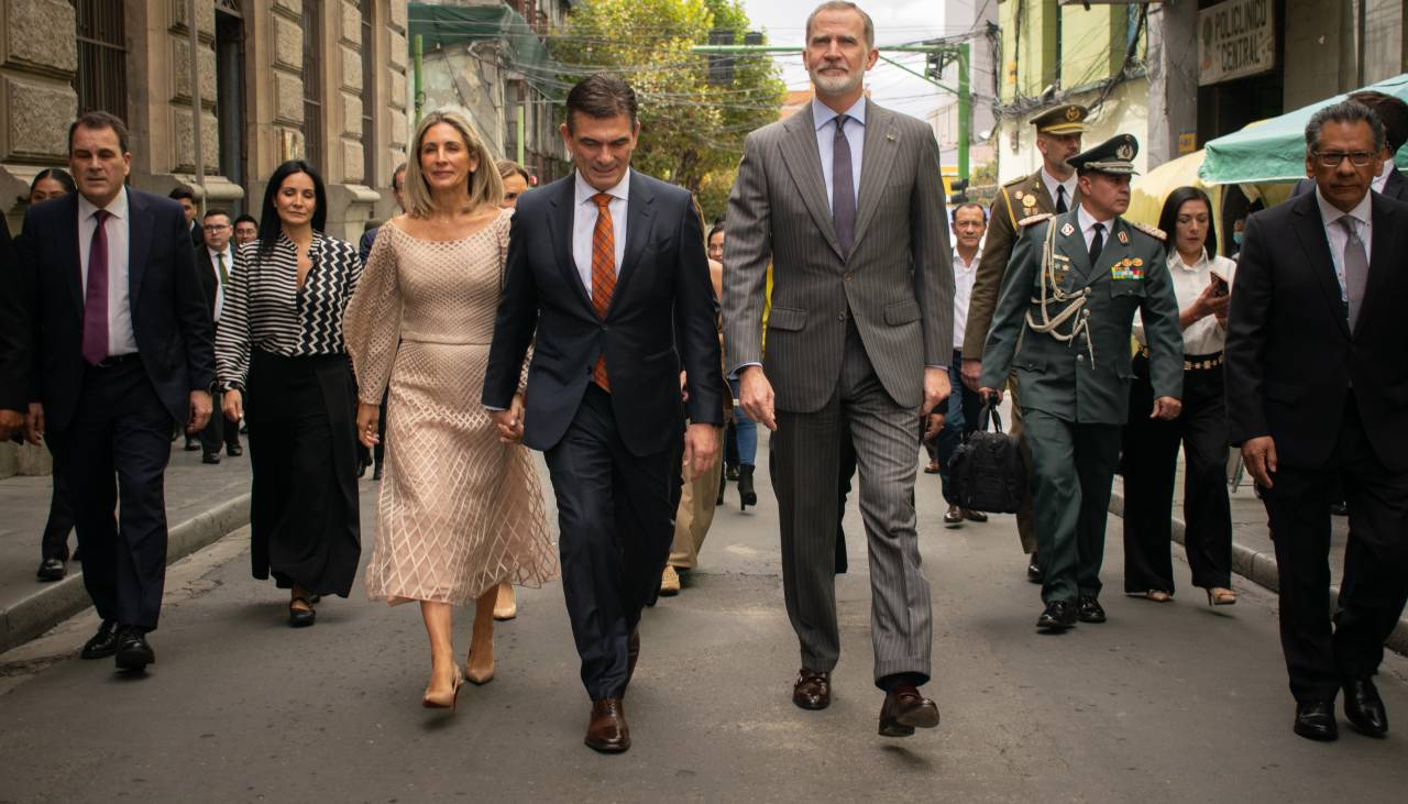 El Rey de España se reunió con Paz y empresarios, paseó por la plaza Murillo y visitó el Musef